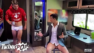 Sneaky Dante Colle Gets Extra Horny While His Boyfriend Nic Sahara Gives An Go after For A Job - TWINKPOP